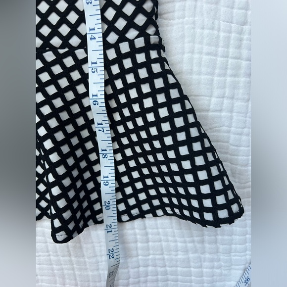 Bebe peplum sleeveless top -Size XS -Black and white geometric pattern - Picture 5 of 9